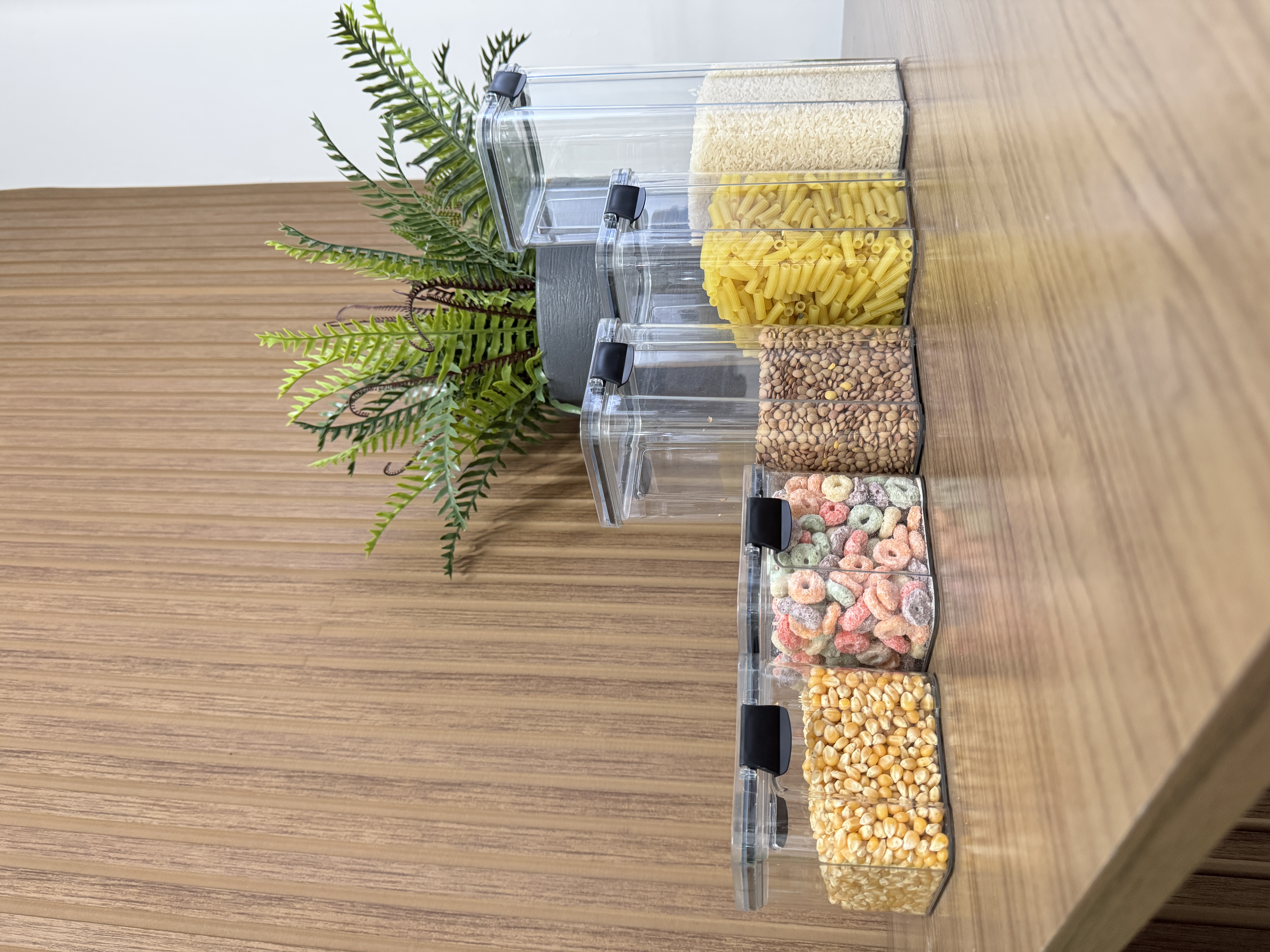 Potes na mesa vista lateral